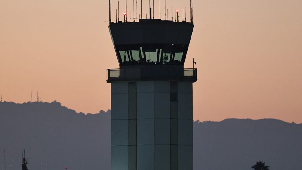 Air traffic control shortages add to U.S. flight delays