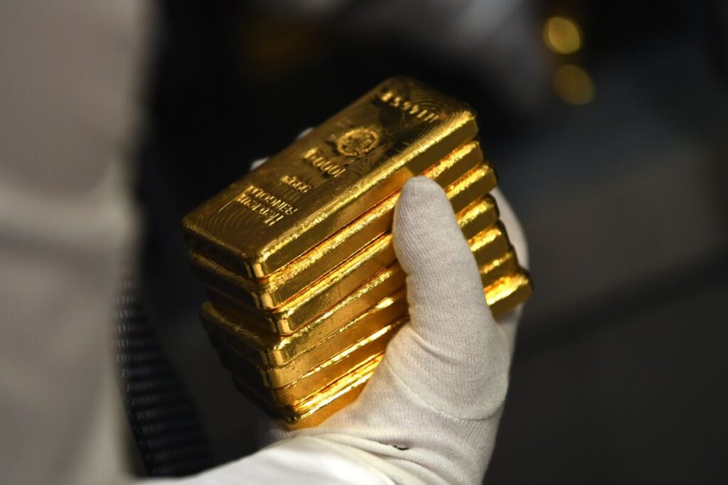 Gold Heads Closer to ,000 as US Shutdown Bolsters Haven Demand Gold Heads Closer to ,000 as US Shutdown Bolsters Haven Demand