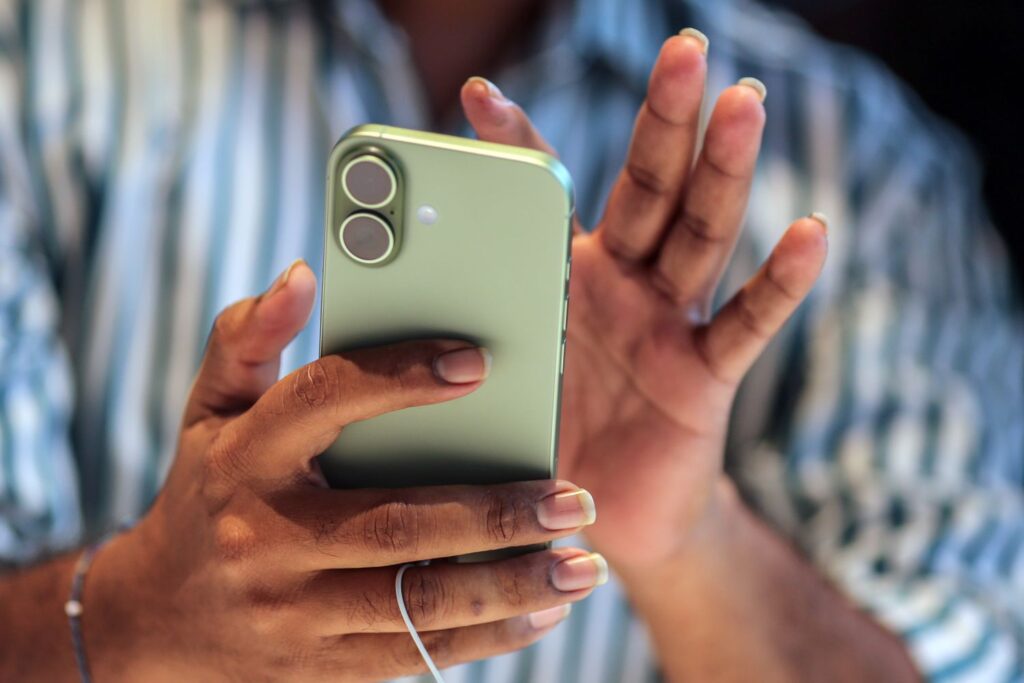 Here’s What Reviewers Like—and Don’t Like—About Apple’s New iPhone 17 Here’s What Reviewers Like—and Don’t Like—About Apple’s New iPhone 17